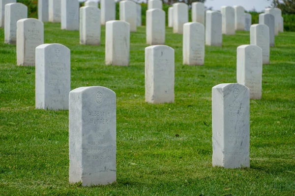 Fort Rosecrans Ulusal Mezarlığı Bulutlu Gün Boyunca Satırlardaki Mezar Taşları — Stok fotoğraf