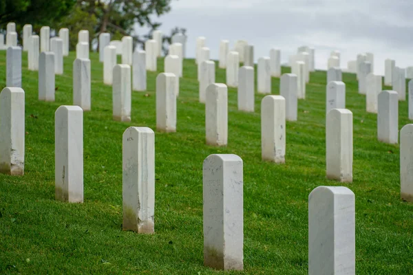 Fort Rosecrans Ulusal Mezarlığı Bulutlu Gün Boyunca Satırlardaki Mezar Taşları — Stok fotoğraf