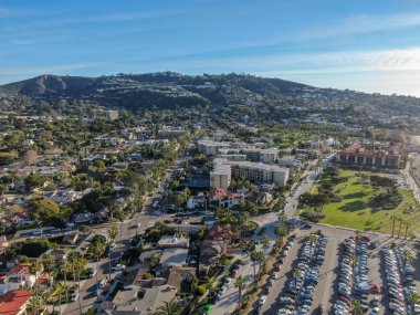 La Jolla havadan görünümü küçük kıyı şeridi şehir ile güzel güzel zengin Villa Yüzme havuzlu. La Jolla, San Diego, Kaliforniya, ABD. West coast gayrimenkul geliştirme.