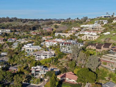 La Jolla havadan görünümü küçük kıyı şeridi şehir ile güzel güzel zengin Villa Yüzme havuzlu. La Jolla, San Diego, Kaliforniya, ABD. West coast gayrimenkul geliştirme.