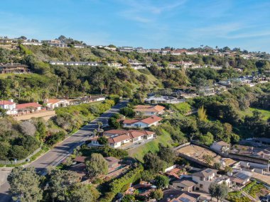 La Jolla havadan görünümü küçük kıyı şeridi şehir ile güzel güzel zengin Villa Yüzme havuzlu. La Jolla, San Diego, Kaliforniya, ABD. West coast gayrimenkul geliştirme.