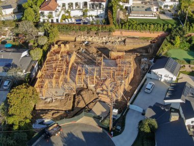 Lüks ahşap tipi villa yapım aşamasında hava görünümünü. Yeni zengin kıyı tip iki kat ev yapım aşamasında dış görünümünü. San Diego. California. ABD 