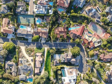 La Jolla havadan görünümü küçük kıyı şeridi şehir ile güzel güzel zengin Villa Yüzme havuzlu. La Jolla, San Diego, Kaliforniya, ABD. West coast gayrimenkul geliştirme.