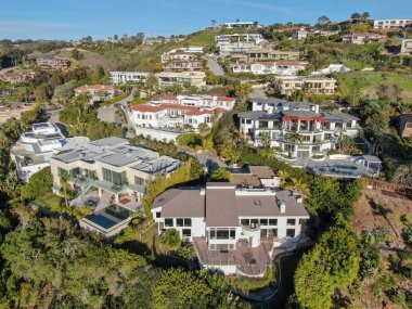 La Jolla havadan görünümü küçük kıyı şeridi şehir ile güzel güzel zengin Villa Yüzme havuzlu. La Jolla, San Diego, Kaliforniya, ABD. West coast gayrimenkul geliştirme.