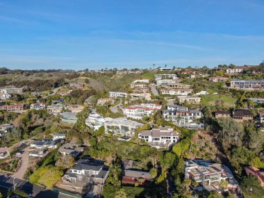 La Jolla havadan görünümü küçük kıyı şeridi şehir ile güzel güzel zengin Villa Yüzme havuzlu. La Jolla, San Diego, Kaliforniya, ABD. West coast gayrimenkul geliştirme.