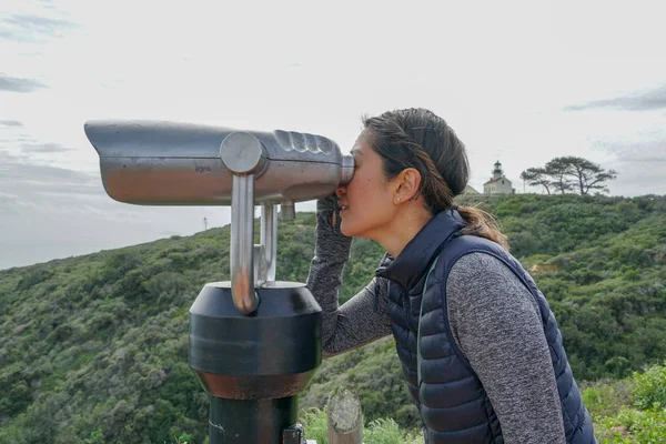 Mujer Deportiva Asiática Mirando Dentro Del Telescopio Binocular Punta Península —  Fotos de Stock