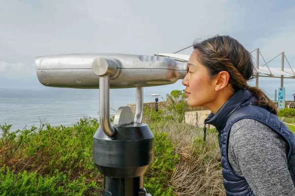 Mujer Deportiva Asiática Mirando Dentro Del Telescopio Binocular Punta Península —  Fotos de Stock