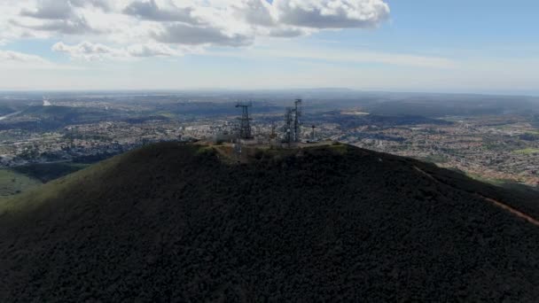 Luftaufnahme Von Telekommunikationsantennen Auf Der Spitze Des Schwarzen Berges Carmel — Stockvideo