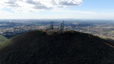 Telekomünikasyon antenler Black Mountain Carmel Valley, Sd, California, ABD üst hava görünümünü. Televizyon, radyo ve iletişim anteni ile çok sayıda vericiler, teknoloji.
