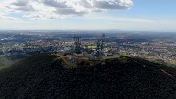 Luchtfoto Van Telecommunicatie Antennes Bovenkant Van Black Mountain Carmel Valley — Stockvideo