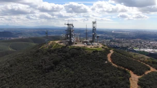Vista Aérea Las Antenas Telecomunicaciones Cima Black Mountain Carmel Valley — Vídeo de stock