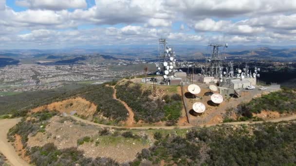 カーメル バレー カリフォルニア 米国の黒い山の上に通信アンテナの空撮 多数の送信機 テレビ ラジオ 通信アンテナ — ストック動画