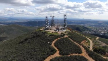 Telekomünikasyon antenler Black Mountain Carmel Valley, Sd, California, ABD üst hava görünümünü. Televizyon, radyo ve iletişim anteni ile çok sayıda vericiler, teknoloji.