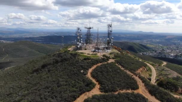 Vista Aérea Las Antenas Telecomunicaciones Cima Black Mountain Carmel Valley — Vídeos de Stock
