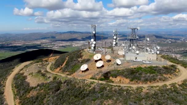 Vista Aérea Las Antenas Telecomunicaciones Cima Black Mountain Carmel Valley — Vídeo de stock