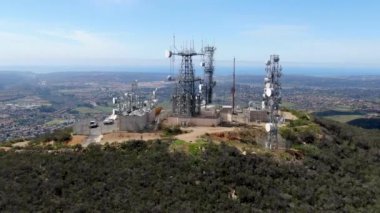 Telekomünikasyon antenler Black Mountain Carmel Valley, Sd, California, ABD üst hava görünümünü. Televizyon, radyo ve iletişim anteni ile çok sayıda vericiler, teknoloji.