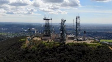 Telekomünikasyon antenler Black Mountain Carmel Valley, Sd, California, ABD üst hava görünümünü. Televizyon, radyo ve iletişim anteni ile çok sayıda vericiler, teknoloji.