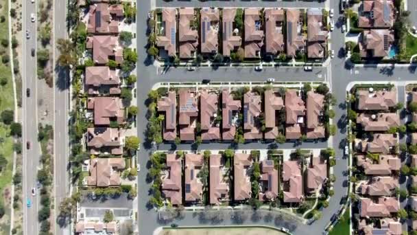 Légifelvételek külvárosi környéken azonos gazdag villas, egymás mellett. San Diego, Kalifornia, Usa. A légi felvétel a lakó modern felosztása luxus ház medencével.
