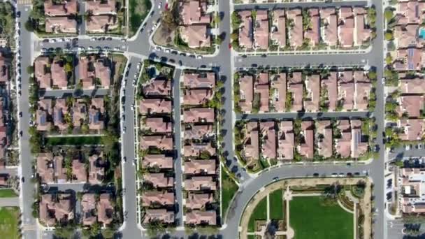 Vista Aérea Bairro Suburbano Com Moradias Ricas Idênticas Lado Outro — Vídeo de Stock