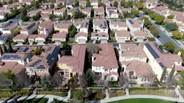 Havadan görünümü yan yana aynı zengin Villaları ile banliyö mahalle. San Diego, Kaliforniya, ABD. Konut modern subdivision lüks evin Yüzme Havuzu ile havadan görünümü.