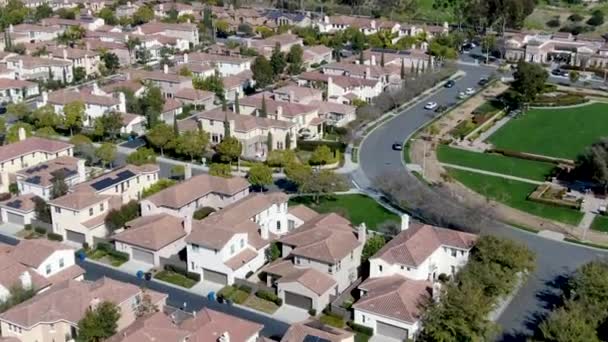 空撮で隣同士に同じ裕福なヴィラ郊外の近所 サンディエゴ カリフォルニア プールのある近代的な住宅の下位区分高級住宅の空撮 — ストック動画