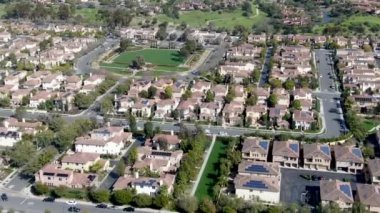Havadan görünümü yan yana aynı zengin Villaları ile banliyö mahalle. San Diego, Kaliforniya, ABD. Konut modern subdivision lüks evin Yüzme Havuzu ile havadan görünümü.