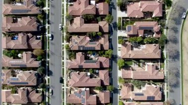 Havadan görünümü yan yana aynı zengin Villaları ile banliyö mahalle. San Diego, Kaliforniya, ABD. Konut modern subdivision lüks evin Yüzme Havuzu ile havadan görünümü.