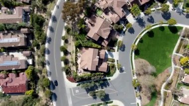 Havadan görünümü yan yana aynı zengin Villaları ile banliyö mahalle. San Diego, Kaliforniya, ABD. Konut modern subdivision lüks evin Yüzme Havuzu ile havadan görünümü.
