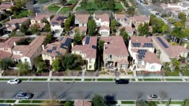 Havadan görünümü yan yana aynı zengin Villaları ile banliyö mahalle. San Diego, Kaliforniya, ABD. Konut modern subdivision lüks evin Yüzme Havuzu ile havadan görünümü.