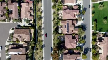 Havadan görünümü yan yana aynı zengin Villaları ile banliyö mahalle. San Diego, Kaliforniya, ABD. Konut modern subdivision lüks evin Yüzme Havuzu ile havadan görünümü.