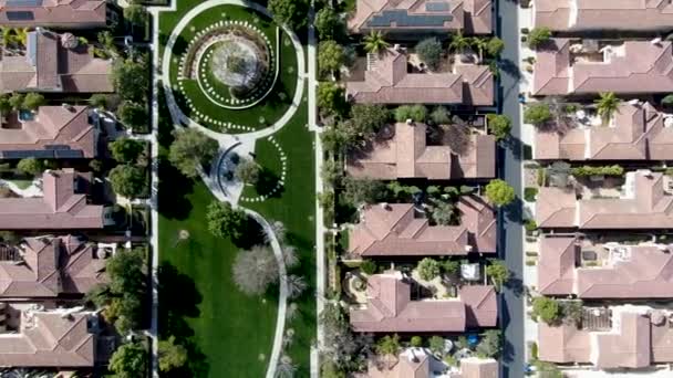 空撮で隣同士に同じ裕福なヴィラ郊外の近所 サンディエゴ カリフォルニア プールのある近代的な住宅の下位区分高級住宅の空撮 — ストック動画