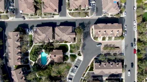 鸟景郊区小区 旁边有相同的富有的别墅 圣迭戈 加利福尼亚州 带游泳池的住宅现代细分豪宅鸟图 — 图库视频影像
