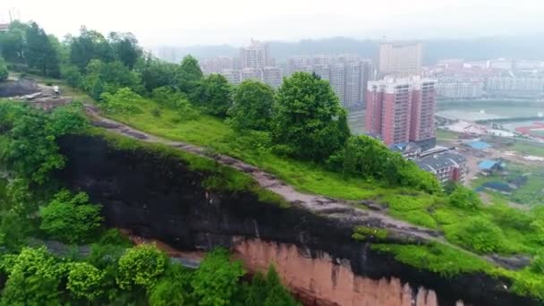 Songtao ミャオ自治郡 中国貴州州の空中風景 ローイングチームとボートレースで農村都市と運河のトップビュー 建物と都市と山の周りのトップビュー — ストック動画