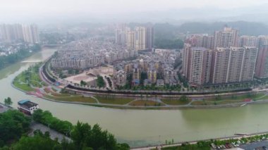 Songtao Miao özerk Ilçesi, Guiyang, Guizhou Eyaleti, Çin havadan görünümü. Kürek takımı ve tekne yarışı ile kırsal şehir ve kanal üst görünümü. Bina ve şehir ile dağ etrafında üst görünümü.