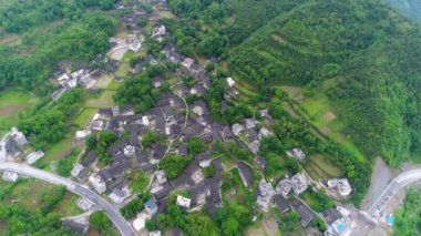 Çin, Asya 'da yoksul köyde havadan görünüm, yeşil pirinç ve sebze tarlaları. Dağ & kırsal köydeki çalışanlar ile birlikte teraslanmış pirinç ve tarla çiftliği. Geleneksel tarım ve sürdürülebilir gelişim