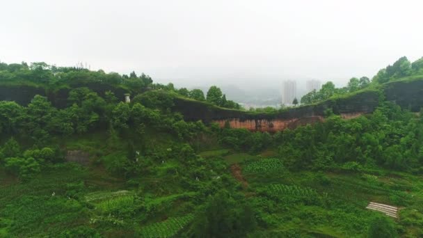 贵州省贵阳市松涛苗族自治县鸟图 乡村城市和运河的顶部景观与赛艇队和赛艇比赛 山顶看法在山附近与大厦和城市 — 图库视频影像