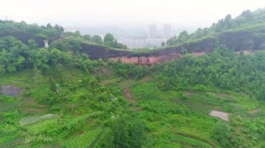 Songtao Miao özerk Ilçesi, Guiyang, Guizhou Eyaleti, Çin havadan görünümü. Kürek takımı ve tekne yarışı ile kırsal şehir ve kanal üst görünümü. Bina ve şehir ile dağ etrafında üst görünümü.