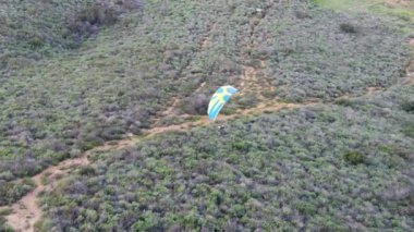 Yaz güneşli bir gün boyunca dağın tepesinde para-planör. Para-uçak üzerinde planör, San Diego, California Black Mountain üzerinde uçan kayışları-yükselen uçuş an. Abd
