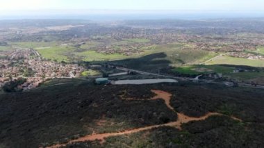 Yaz güneşli bir gün boyunca dağın tepesinde para-planör. Para-uçak üzerinde planör, San Diego, California Black Mountain üzerinde uçan kayışları-yükselen uçuş an. Abd