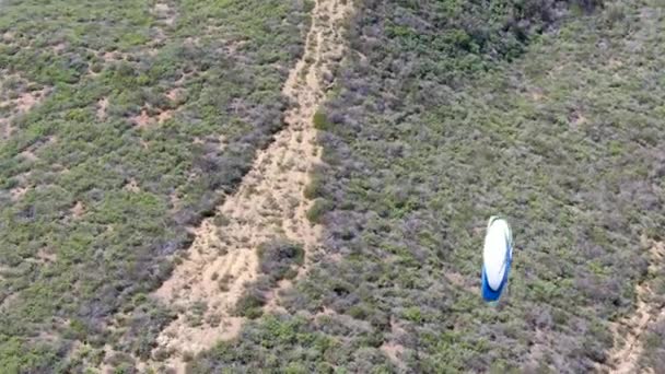 在夏季阳光明媚的日子里 在山顶上滑翔机 在加州圣地亚哥 准滑翔机在辅助飞机上飞行 飞行瞬间飞驰而过 — 图库视频影像