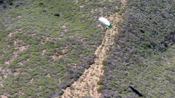 Parapente au-dessus du sommet de la montagne pendant la journée ensoleillée d'été. Parapente à bord du para-avion, survolant Black Mountain à San Diego, Californie. États-Unis 