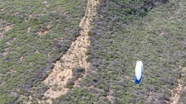 Para Aliante Sopra Cima Della Montagna Durante Giornata Estiva Sole — Video Stock