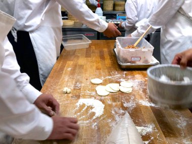 Şefler tarafından bir restoranda geleneksel bambu vapurları Çin köfte yemek vardır. Dim Sum şefler sarma mantı ünlü restoranda Din Tai Fung çalışma. Pekin, Çin. 09/10/2018