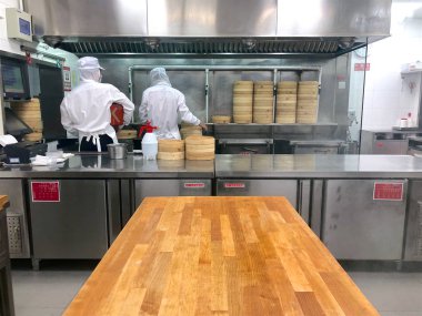 Şefler tarafından bir restoranda geleneksel bambu vapurları Çin köfte yemek vardır. Dim Sum şefler sarma mantı ünlü restoranda Din Tai Fung çalışma. Pekin, Çin. 09/10/2018