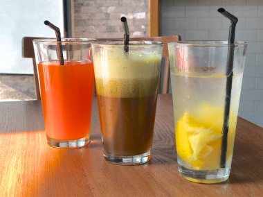 Bir satır bir restoranda içmeyi renkli taze meyve suyu