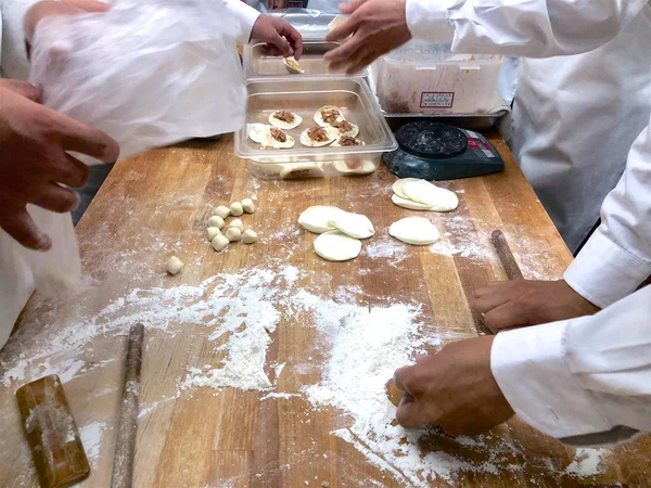 Gli Chef Cucinano Gnocchi Cinesi Dai Tradizionali Piroscafi Bambù Ristorante — Foto Stock