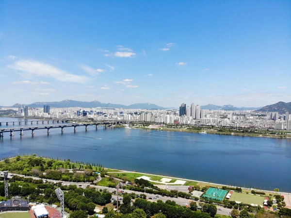空撮の街並みのソウル 南朝鮮 ドローン ソウル ビュー川と山 ソウル繁華街のスカイライン ソウル 南朝鮮の空撮 — ストック写真