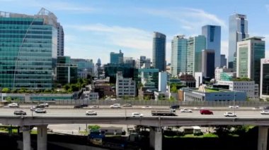 Seul, Güney Kore köprü otobanda araba araba hava görünümünü. Karayolu ile her iki taraf içinde arabalar yan görünüm. Yoğun trafik yol yanında şehri bina, Seoul, Güney Kore, 08/20/2018
