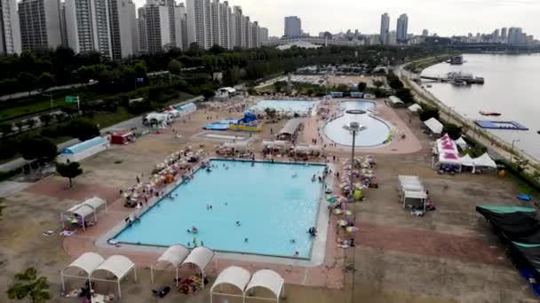 Vista Aérea Piscina Com Multidão Jovem Margem Rio Han Seul — Vídeo de Stock