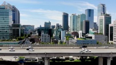 Seul, Güney Kore köprü otobanda araba araba hava görünümünü. Karayolu ile her iki taraf içinde arabalar yan görünüm. Yoğun trafik yol yanında şehri bina, Seoul, Güney Kore, 08/20/2018